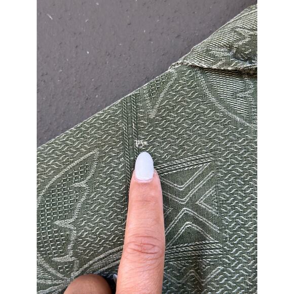 St. John’s Bay 100% Silk Shirt Men’s Medium Button Up Green Embossed Hawaiian - Picture 8 of 9